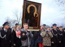 Młodzież z parafii w Kozłowie Biskupim niesie obraz Matki Bożej Częstochowskiej