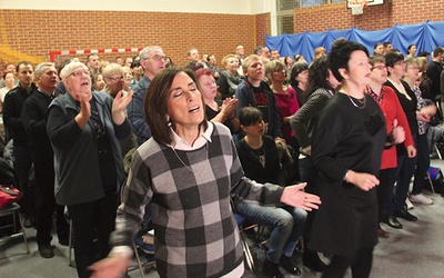 W spotkaniu, które odbyło się w sali gimnastycznej miejscowej szkoły, wzięli udział mieszkańcy Jaczowa, Głogowa i innych pobliskich miejscowości. Na zdjęciu (na pierwszym planie) Maria Vadia.