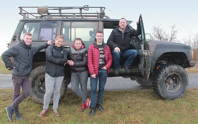 W trakcie przygotowań EDK ze Świebodzina do Rokitna.  Od lewej: Michał Korepta, Wiktoria Duliban, Klaudia Kwiecińska, Maciej Korepta i Rafał Wojtkiewicz.