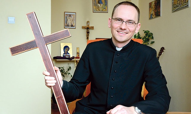 Ks. Łukasz Knosala z krzyżem, który niósł w drodze.