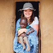 Monika Jamer z kenijskim dzieckiem