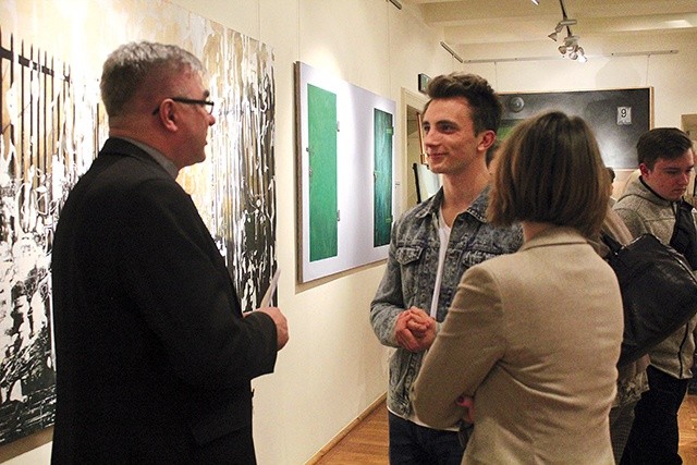 ▲	Krzysztof Orankiewicz (w środku) tydzień po wernisażu w muzeum malował Pasję podczas koncertu Agnieszki Jezierskiej.