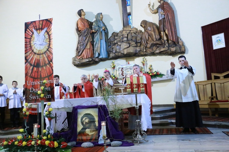 Bierzmowanie w par. Świętego Krzyża i MB Bolesnej w Dębicy