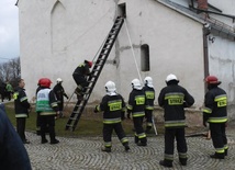 Strażacy w czasie akcji gaśniczej.