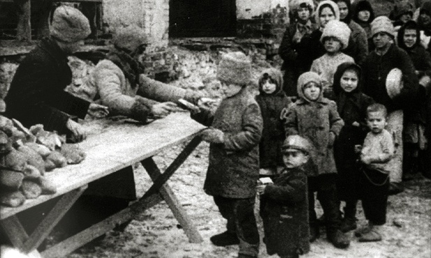 Dzieci odbierające porcje żywnościowe podczas Wielkiego Głodu na Ukrainie.
