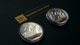 Najnowsze dwie monety kolekcjonerskie emitowane przez NBP inaugurują serię „Wyklęci przez komunistów żołnierze niezłomni”.