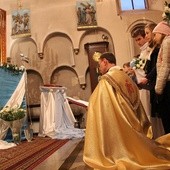 Proboszcz parafii ks. Władysław Czaplicki na kolanach wita Matkę Bożą w jasnogórskim wizerunku