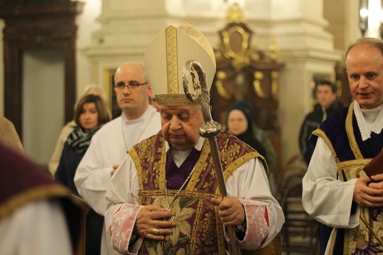 Kard. Dziwisz w kościele stacyjnym śś. Apostołów Piotra i Pawła