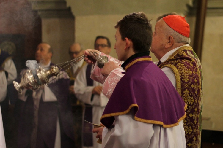 Kard. Dziwisz w kościele stacyjnym śś. Apostołów Piotra i Pawła