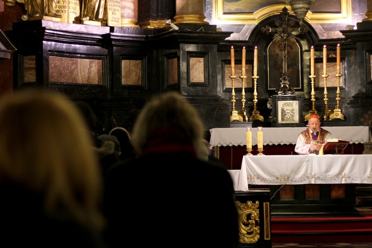 Kard. Dziwisz w kościele stacyjnym śś. Apostołów Piotra i Pawła