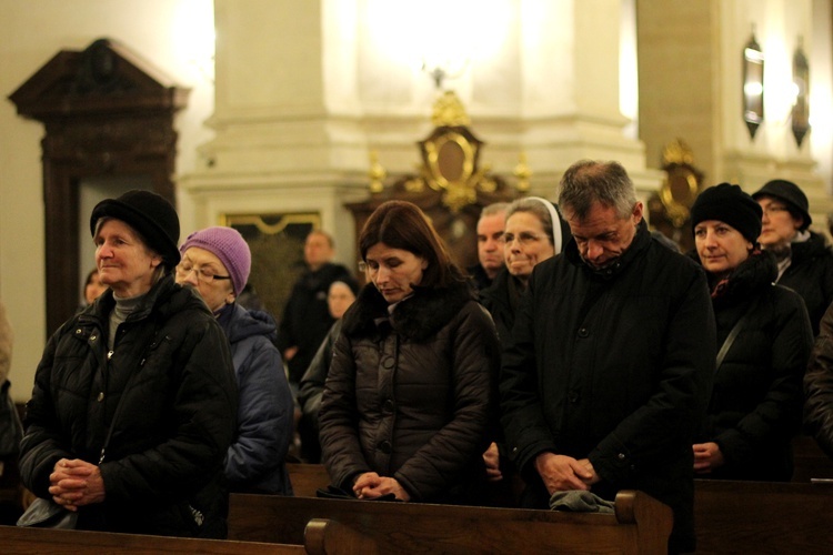 Kard. Dziwisz w kościele stacyjnym śś. Apostołów Piotra i Pawła