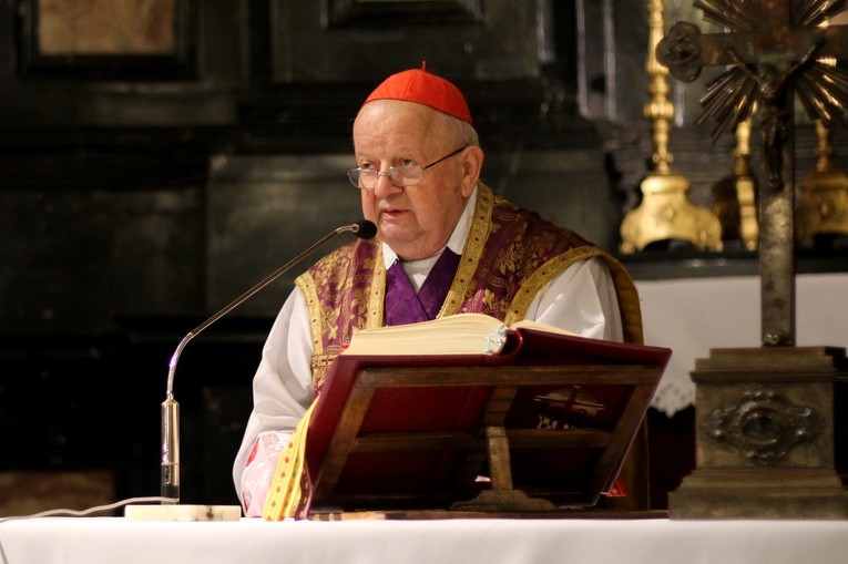 Kard. Dziwisz w kościele stacyjnym śś. Apostołów Piotra i Pawła