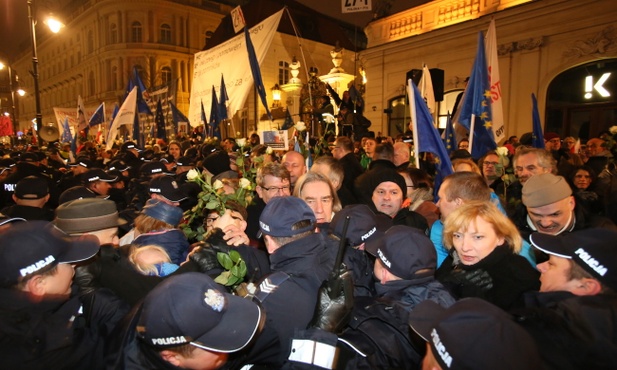 Napięta sytuacja podczas obchodów miesięcznicy katastrofy smoleńskiej