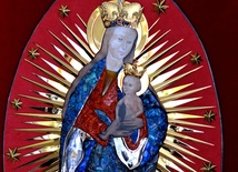 Obraz Matki Bożej Świdnickiej w nowych sukienkach. 