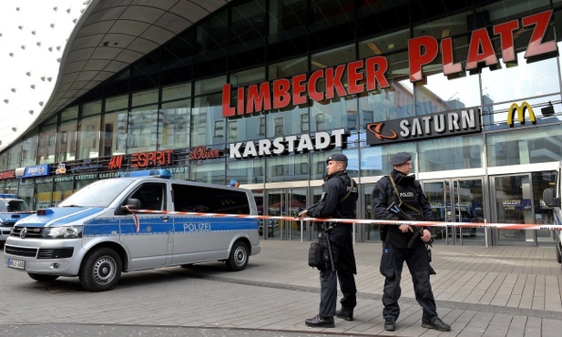 W związku z groźbą zamachu policja zamknęła centrum handlowe w Essen