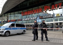 W związku z groźbą zamachu policja zamknęła centrum handlowe w Essen