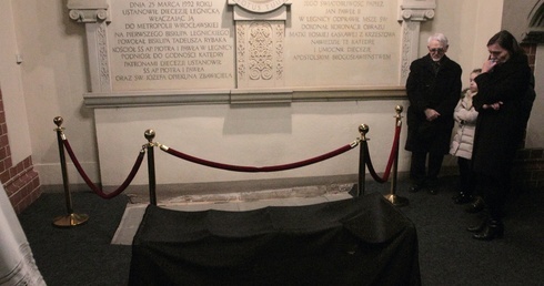 Spoczął w krypcie biskupów