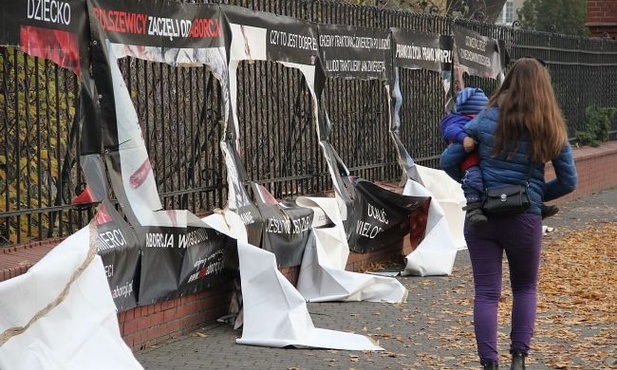 Przemyśl: wystawa antyaborcyjna wywołuje kontrowersje