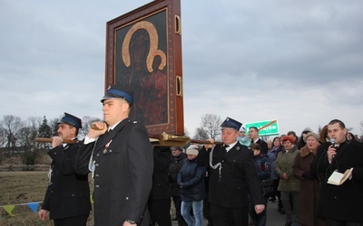 Strażacy niosą w procesji ikonę jasnogórską