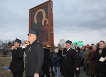 Strażacy niosą w procesji ikonę jasnogórską