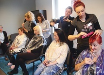 	Fryzjer? Dlaczego nie! Zwłaszcza kiedy na wizytę można  przyjść w kapciach.