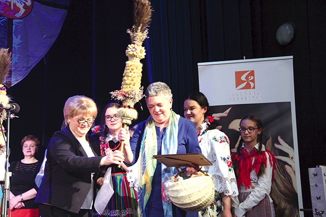 ►	Po koncercie w „Resursie” wileńską palmę wielkanocną Małgorzacie Gumińskiej podarowała Janina Wysocka (z lewej).
