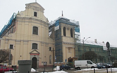 ▲	Kościół i budynek dawnego kolegium pojezuickiego są już remontowane. 