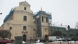 ▲	Kościół i budynek dawnego kolegium pojezuickiego są już remontowane. 