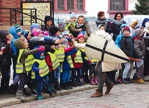 ▼	Inscenizacja to również okazja do spotkania ciekawych postaci z różnych krain i epok.