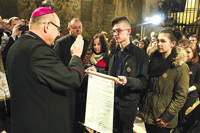 ▲	Złożenie aktów zawierzenia Matce Bożej, Królowej Polski przez szkolne delegacje to już tradycja.