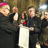 ▲	Złożenie aktów zawierzenia Matce Bożej, Królowej Polski przez szkolne delegacje to już tradycja.