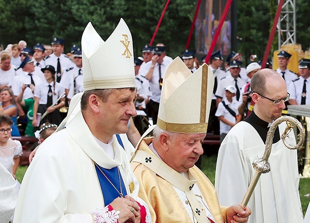 Biskup Roman Pindel podczas jubileuszu koronacji obrazu w Rychwałdzie.