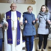 Do wielkopostnej Koronki do Miłosierdzia Bożego zachęcają młodzi z KSM. Na zdjęciu z ks. Wojciechem Palem, diecezjalnym duszpasterzem stowarzyszenia.