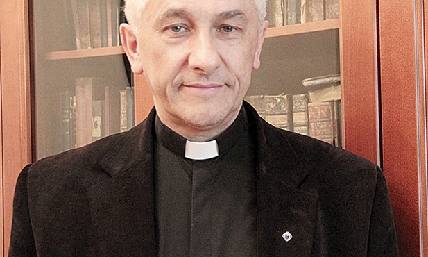 – Katolickość szkoły kształtowana jest przede wszystkim przez dobrane grono pedagogów, ludzi wierzących, którzy do chrześcijańskich wartości potrafią odnieść się także na matematyce, chemii czy WF-ie – tłumaczy kapłan.