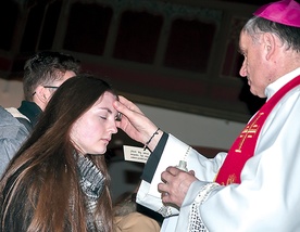 Celebrację zakończyło namaszczenie „olejem posłania”.