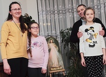 Joanna i Piotr Dawlewiczowie z córkami Laurą i Emilią.