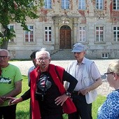 Marian Hawrysz (w środku) od kilkunastu lat dba o oznakowanie Dróg Jakubowych w diecezji legnickiej. Na spotkanie w Gostyniu przygotował warsztaty nt. poprawnego malowania muszelek.