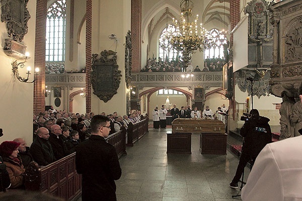 Legnicka katedra – świadek ingresu oraz ostatniego pożegnania bp. Tadeusza Rybaka.