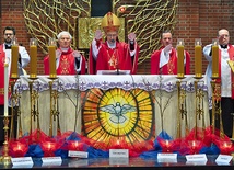 Biskup Salaterski  wraz z księżmi  wzywa nad młodymi  Ducha Świętego.