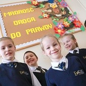 Zadowolone dzieciaki z Katolickiej Szkoły Podstawowej w Tarnowie są najlepszą reklamą placówki.