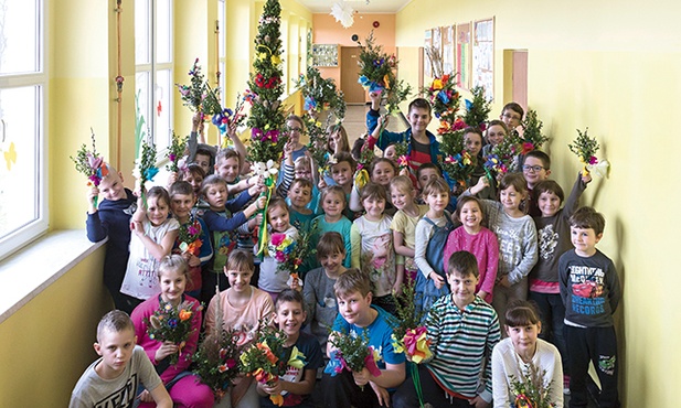 Małe palmy przygotowujemy jako bukiecik ściągnięty drutem, sznurkiem lub wstążką.  Duża, piętrowa palma musi mieć najpierw szkielet z kilku twardych trzcin lub patyków  połączonych drutem