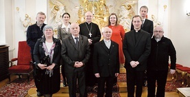 ▲	Pamiątkowe zdjęcie po kameralnej Eucharystii w kaplicy biskupiej.