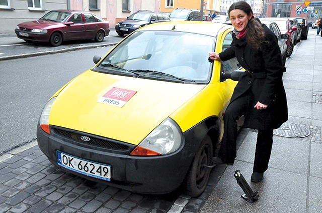 ▲	Perypetie z autem nie są przeszkodą, by dotrzeć do najdalszych zakątków diecezji.