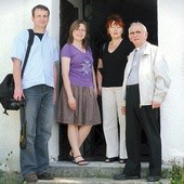 ▲	Wyjazd integracyjny  do Czech: ks. Tomasz Horak, Teresa Sienkiewicz-Miś, Anna Kwaśnicka i Andrzej Kerner. 