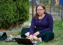 ▲	Nie zawsze pracujemy w redakcji przy biurku.