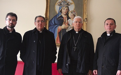▲	Przewodniczący Episkopatu Kuby (drugi z prawej) i jego zastępca (obok z lewej) razem z polskimi kapłanami w Katowicach. 