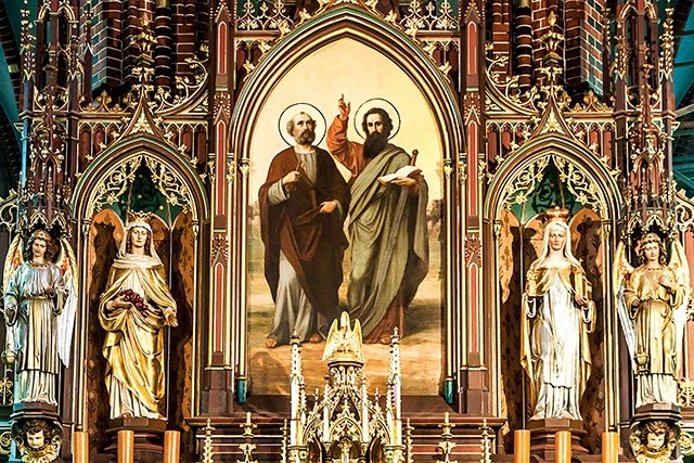 ▼	Ołtarz główny w gliwickiej katedrze z patronami diecezji świętymi Piotrem i Pawłem.