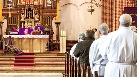 ▲	Biskup Jan Kopiec i ks. Krystian Piechaczek sprawowali Eucharystię dla szafarzy.