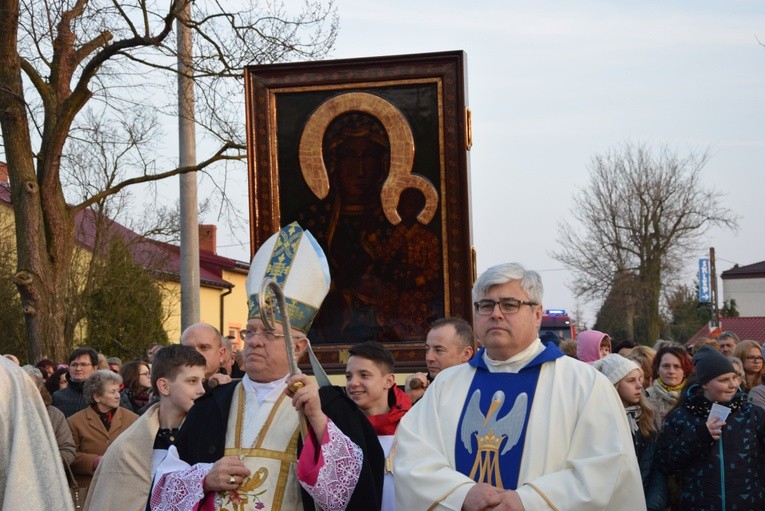 Bp Józef Zawitkowski i ks. Paweł Olszewski, proboszcz parafii w Brochowie, przy ikonie jasnogórskiej