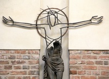 Krucyfiks z kościoła św. Marcina na Starym Mieście, w który wkomponowano fragment rzeźby, spalonej w czasie Powstania Warszawskiego